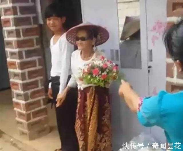 倒地|老人参加侄女婚礼打扮时尚引众人围观拍照,却乐极生悲倒地身亡
