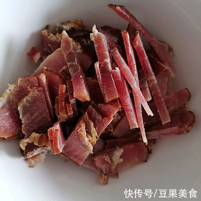 腊肠|腊肉香肠手撕包菜这么做，吃前一定备足饭