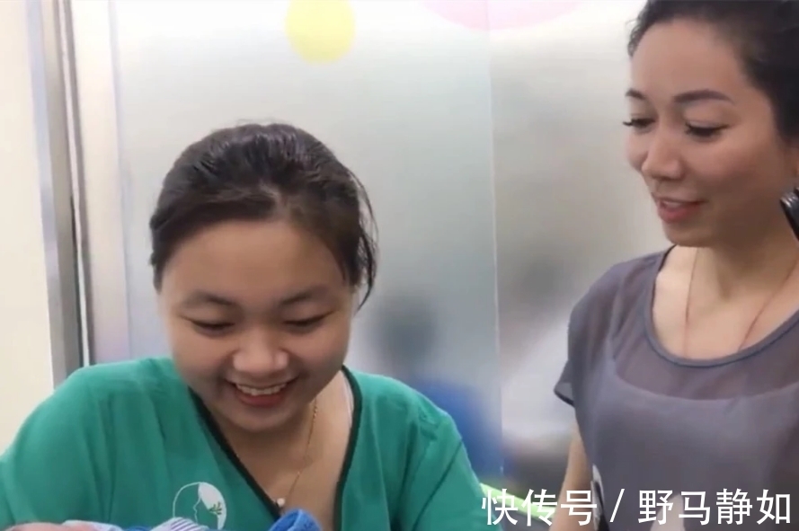 正脸|外婆抱刚出生的外孙,看到外婆的正脸后,网友:确定不是妈妈?