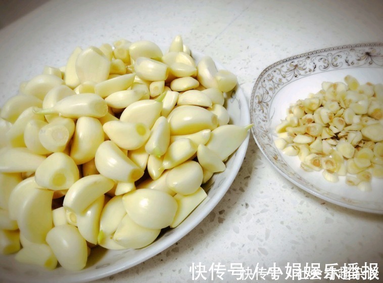 腌腊八蒜,别直接加醋泡!牢记4点,1天变绿,酸香脆爽,超简单