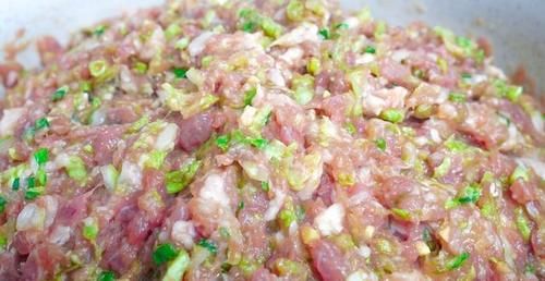  白菜|饺子馆不外传的白菜猪肉馅做法，不腥，不腻，鲜嫩多汁真好吃