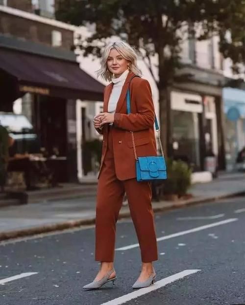 中年女人穿衣选款注意：少穿“装嫩色”，多穿“气质色”