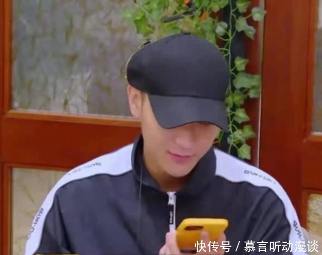 热血少年|《萌探探探案》首播,黄子韬大玩Siri,询问孙红雷年龄