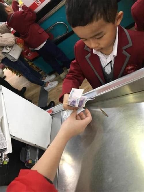 轩轩|6岁男孩50元只买回一袋盐,亲妈上门讨说法,收银员自己看监控