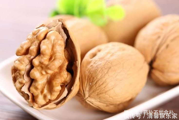 核桃|老人孩子爱吃的核桃别乱扔,核桃壳留下有妙用,解决很多人的烦恼