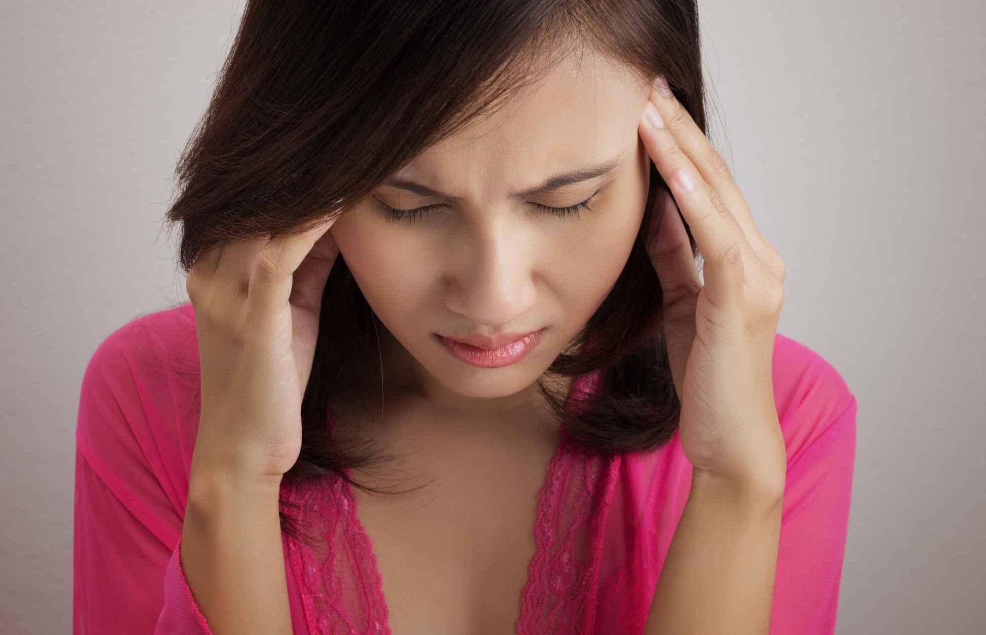 早上起床爱抽烟的人，5个异常出现，或是脑梗登门拜访