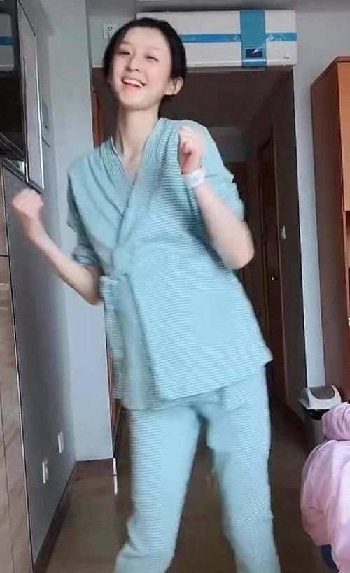 怀孕期间|“最苗条孕妈”走红,病房内跳舞催生,网友疑惑:真的怀孕了?