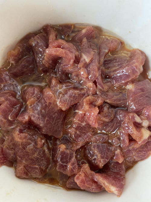 牛肉怎么腌才嫩?大厨教你3个技巧,不放料酒不放鸡蛋,滑嫩可口