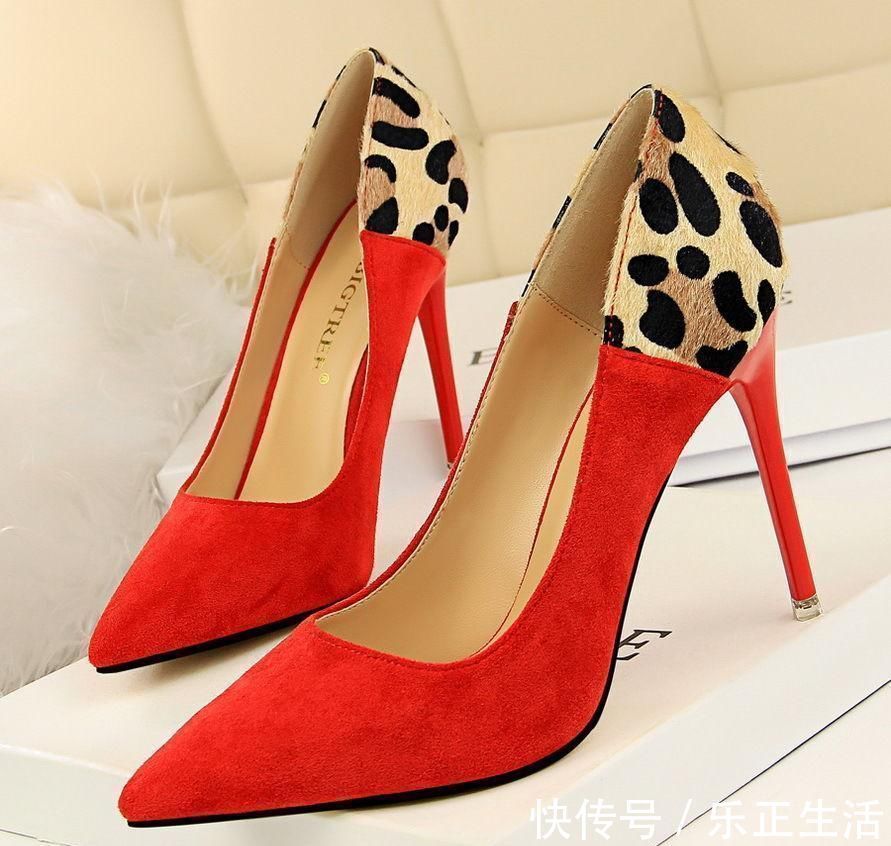 高跟鞋 小蛮腰! 每个女人都渴望吧 穿上一双高跟鞋+裤袜, 美得亭亭玉立