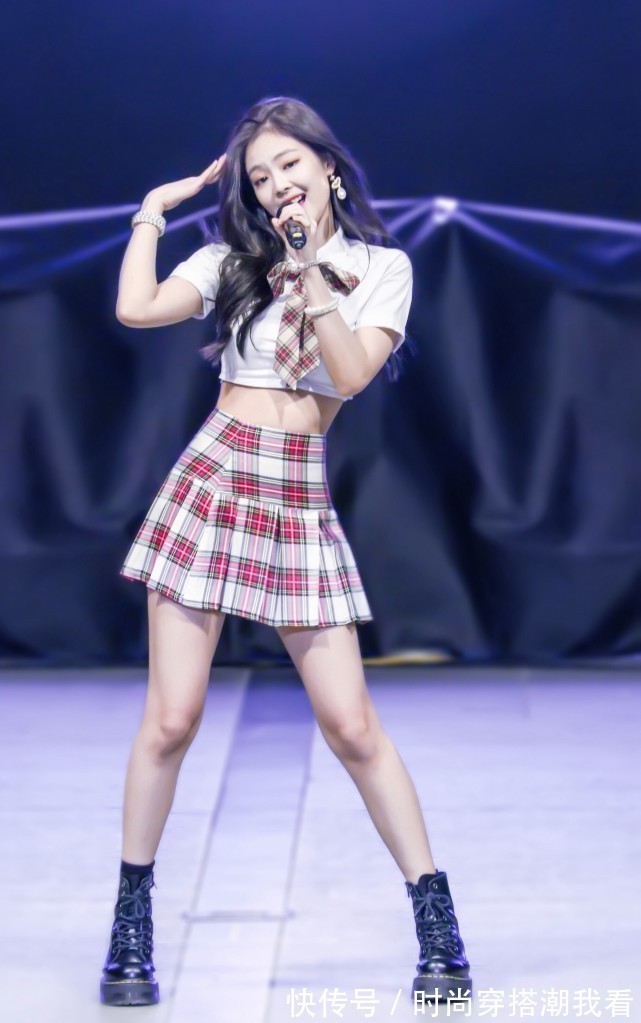 Jennie|穿襯衫配百褶裙的Jennie，甜美又漂亮，“漫畫腰”太美了