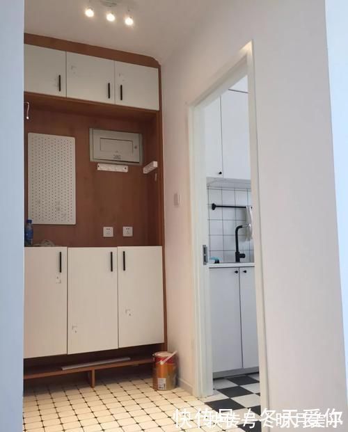 小户型|小户型进门鞋子一地把鞋柜底部留空，玄关再小也不怕