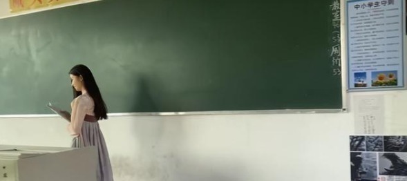 历史!老师穿汉服上课引热议,历史老师穿“龙袍”,奇装异服装扮成潮流