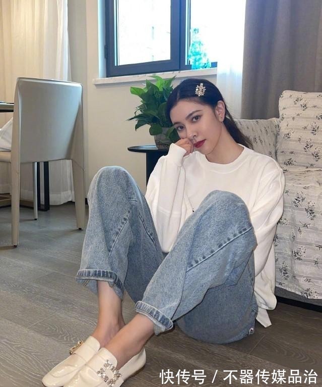 搭配 扔掉小白鞋吧!今年流行这双“鞋子”,搭裙子搭裤子都好看