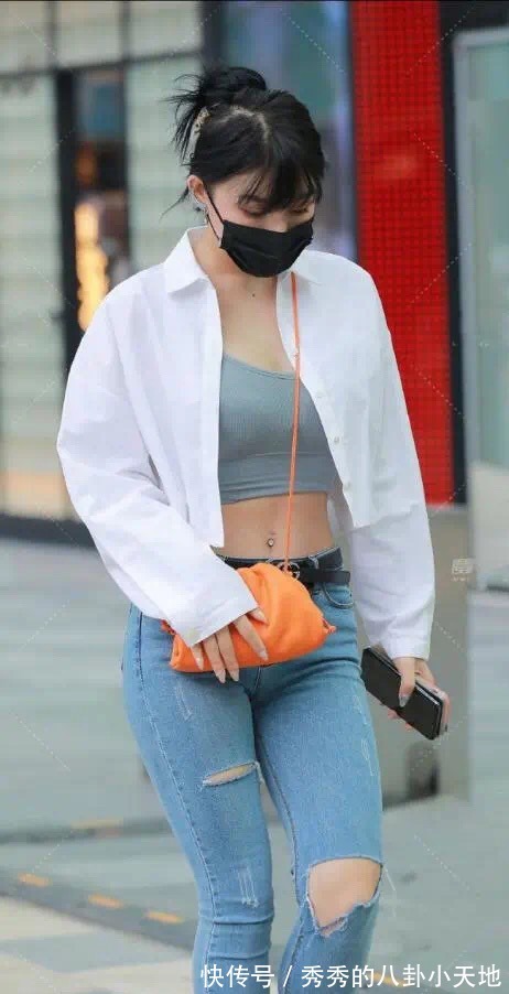 时尚|破洞牛仔裤搭配白色露脐衬衫,清凉又显身材,轻松打造时尚潮流感