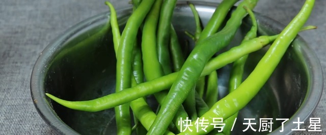 把啤酒倒进辣椒里,这做法太独特了,三天就能吃,爽口开胃!