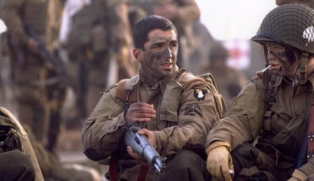 士兵|面對敵軍的火炮襲擊,士兵亂跑真的可以嗎?別被美劇給洗腦了