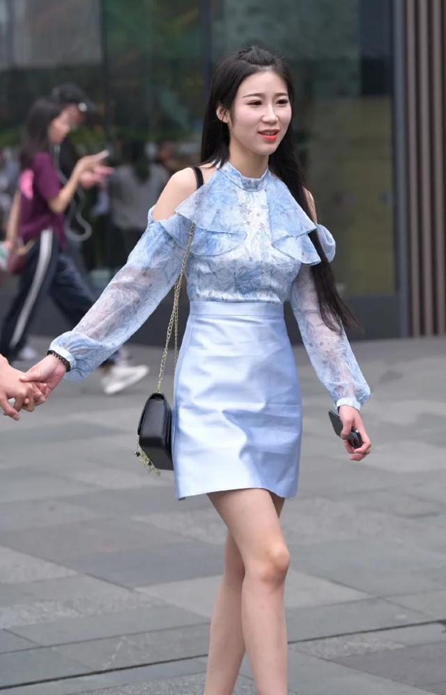 连衣裙 美女这么穿真时尚,蓝色露肩连衣裙尽显好身材,魅力十足无法阻挡