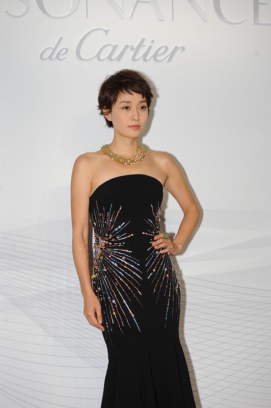 露肤|马伊琍生图也很有女人味, 穿黑裙配“放射状”亮面, 高级又时髦