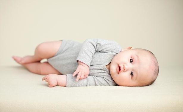 逆袭|当年“丑哭宝妈”的宝宝,逆袭的太彻底了,宝妈:还好当初没扔