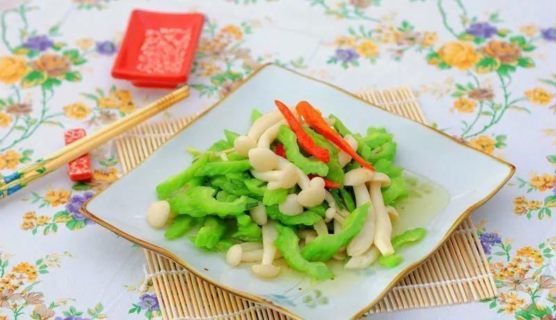 美食精选:鲜菌炒苦瓜,剁椒金针菇,螃蟹粥,豉油鲜虾韭菜丸的做法