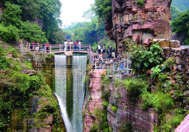 我国最危险村庄，建在高1700米的悬崖上，因原生态环境成知名景点