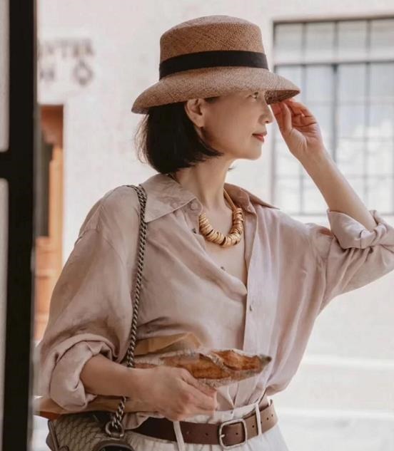 妈妈 年近60岁却美得优雅,这位中老年妈妈的“气质”穿搭,真值得学