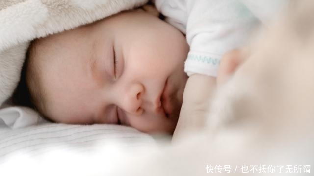 小婴儿|“你会把宝宝宠坏的”,新手妈妈常遇2大难题,做对了不会惯坏娃