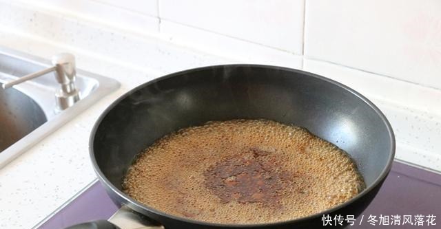 年夜饭必不可少的一道菜“金丝蒸枣”,寓意财源滚滚,长寿健康