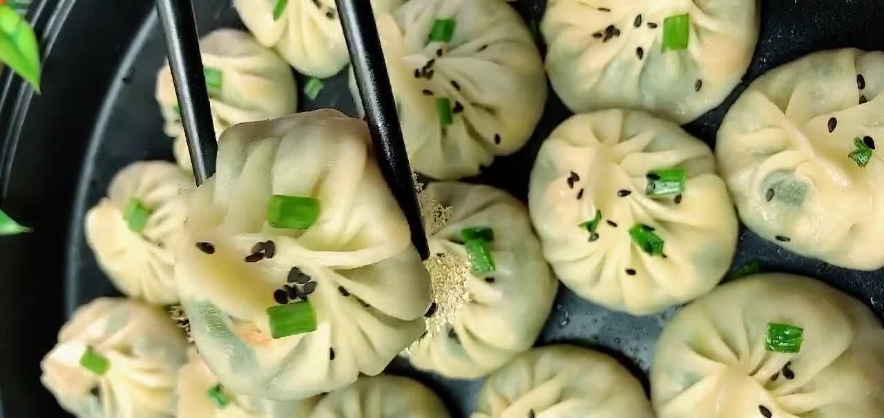 小吃店老板教大家做生煎包，皮酥汁浓，闻着香吃着更香