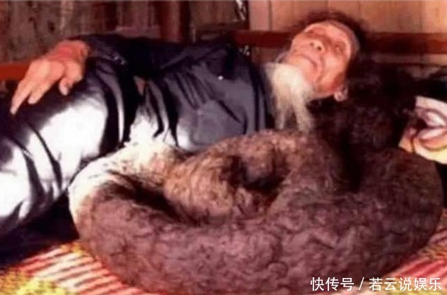 大爷70年没有理发,有人出价百万买他的头发,洗发要5小时