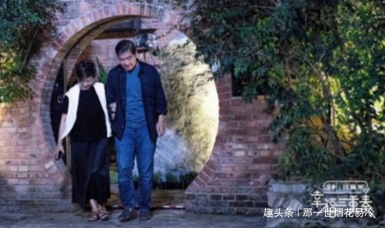 這就是生活|張國(guó)立鄧婕養(yǎng)女首次曝光，一家三口其樂(lè)融融，攜手共度，相濡以沫