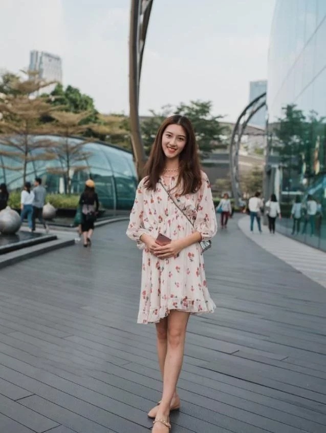 街拍:黑色圆领卫衣搭配黑色破洞牛仔裤,很帅气的小姐姐啊