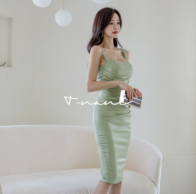 女装|时尚女装搭配欣赏:女神孙允珠的玻璃薄荷翡翠银丝金属吊肩裙