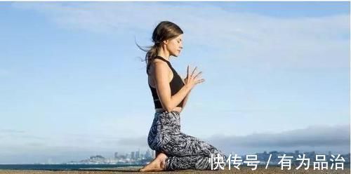 腿部|还没练瑜伽的你,4个入门动作刚好适合,拉伸身体,疏通经络