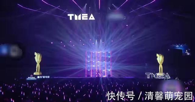 年末晚會變尷尬現(xiàn)場：座位插熒光棒充當(dāng)觀眾，七大獎無人到場領(lǐng)取