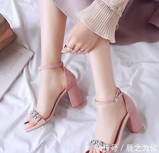女性 性感一字高跟凉鞋,尽显女性完美姿态