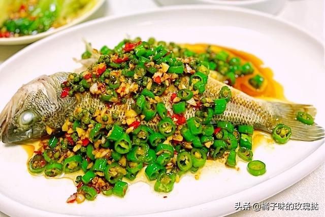 家常菜|家常菜推荐：酸辣肘子肉，清蒸鲈鱼，包菜炒粉条，玉子豆腐蒸肉末