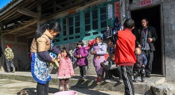 养育|32岁女子生下7个孩子，她说：等孩子们长大了，我就有好日子过