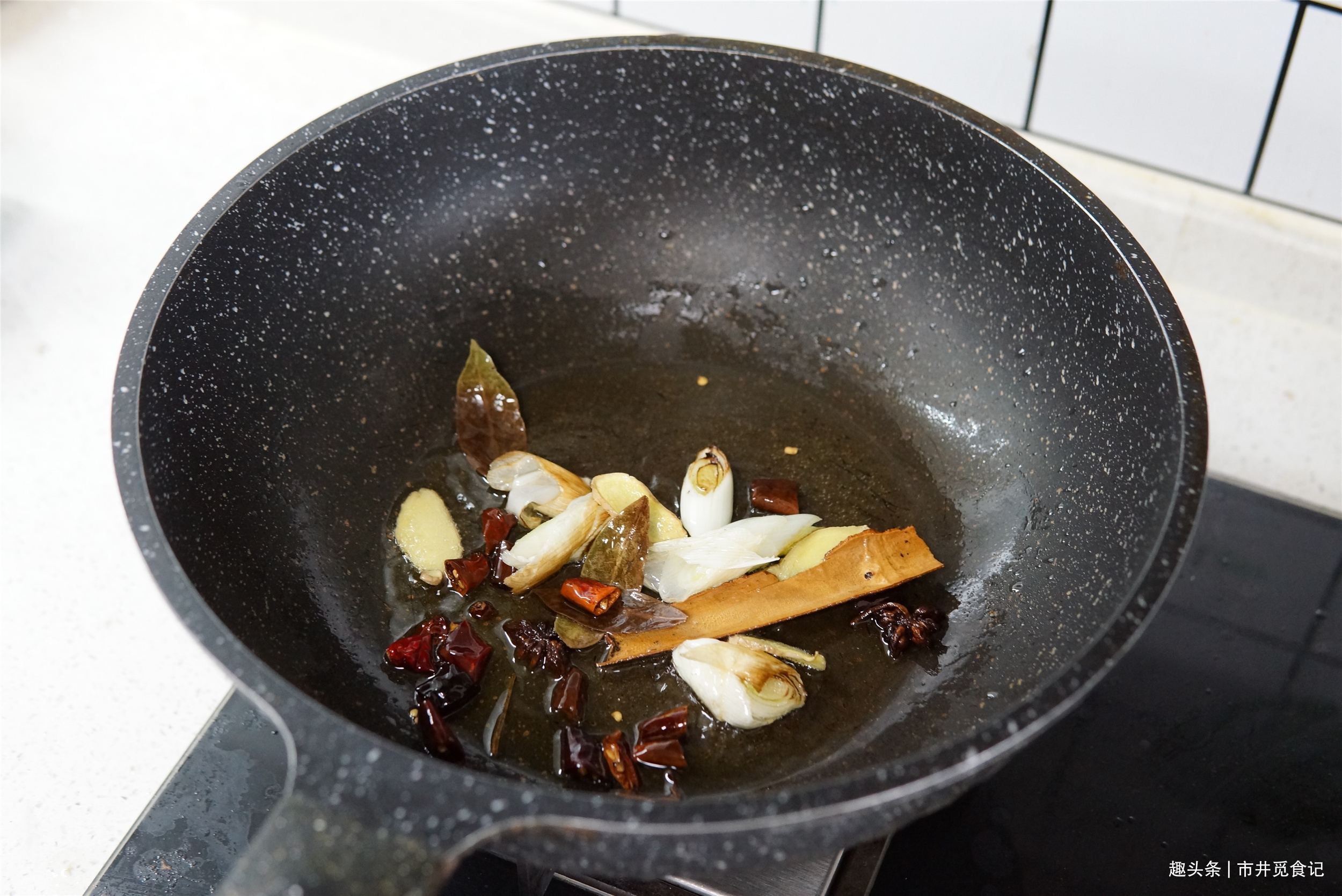 入秋贴秋膘，猪肉排骨靠边站，会吃大骨头才过瘾，花钱不多还解馋