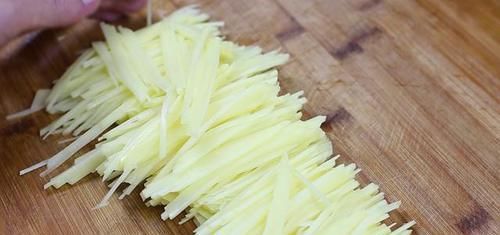 大厨教你土豆最好吃的做法，简单一做，比肉都香，上桌就光盘