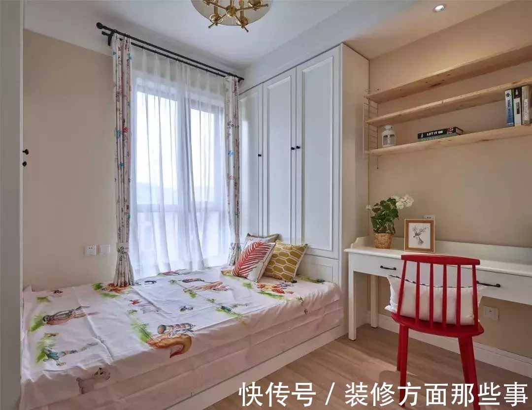 小户型|儿童房做个榻榻米床，搭配衣柜和书桌柜好不好？
