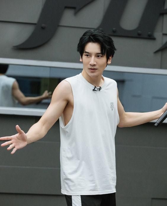 陈小春|李云迪为什么被淘汰？他选错了部落，队长陈小春太轻敌