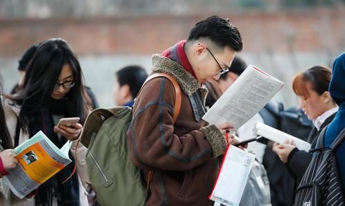 研究生又一次扩招，进退两难的大学生，别被困在考研里