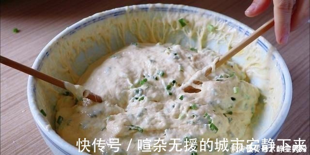 小鹅|发面饼最简单做法，手不沾面，锅里一倒就做好，外酥里软葱香四溢