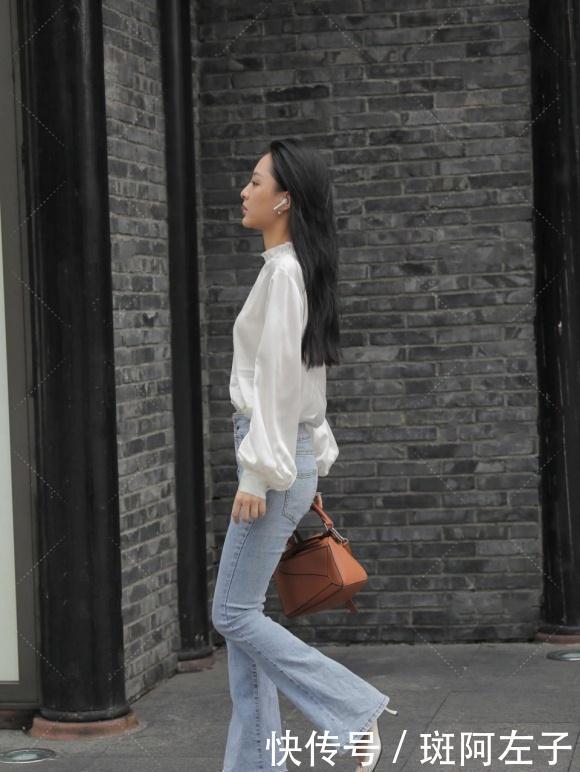 卷土重来的喇叭裤,配白色绸缎面衬衫,洋气好看又显恬静的美