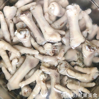 鸡爪|柠檬泡椒凤爪这样做实在太美味，碗盘都要舔干净