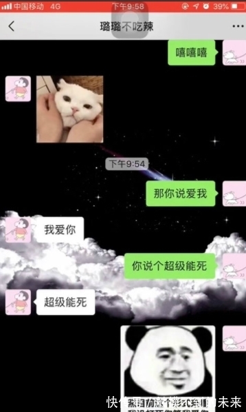 |搞笑GIF动图：买菜还脱鞋，这也太不注意形象了吧！