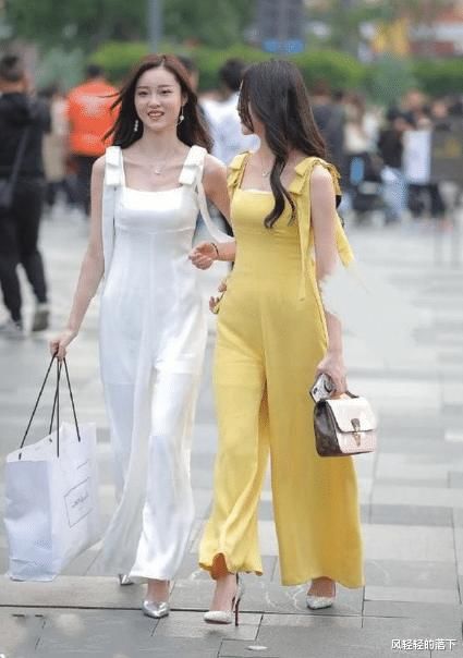 一条牛仔裙，尽显潮流风范