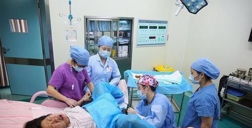 医生们|婆婆陪儿媳产检被医生支开,随后医生问了一个问题,孕妈尴尬不已