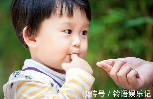 差距|“吃手指”与“不吃手指”的孩子,长大后有什么差距?看完懂了